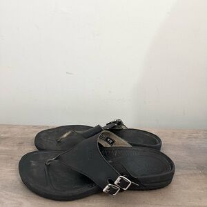 KURU Black Leather Buckle Thong Sandals